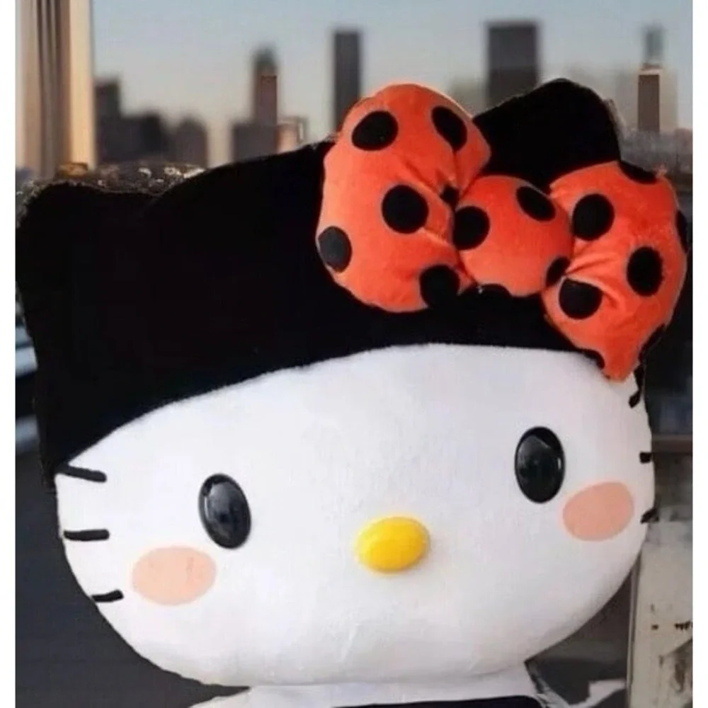 Hello Kitty Halloween Greeter 20